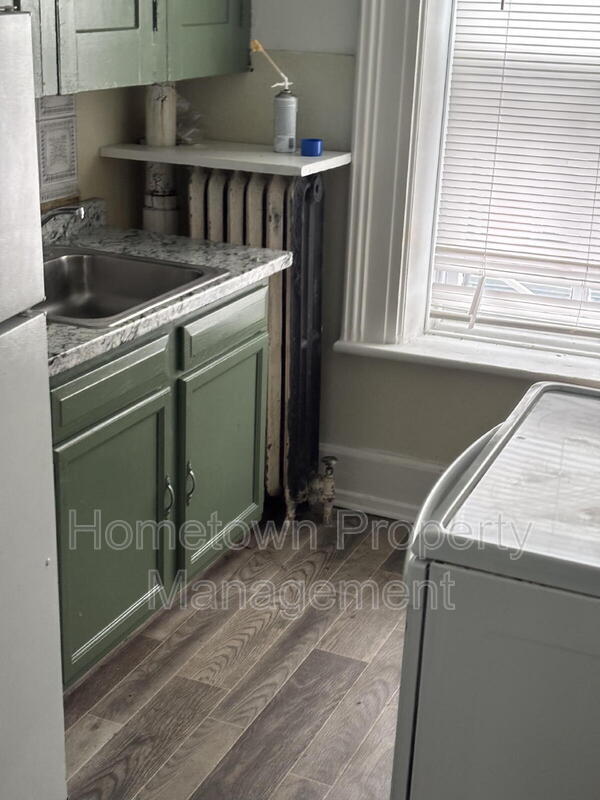 Building Photo - 319 E Sunbury St