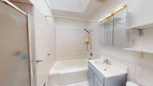 Building Photo - Charming Outer Sunset Single Family Home w...