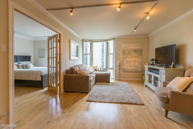 Building Photo - 1 br, 1 bath Condo - 1300 N Sutton Pl