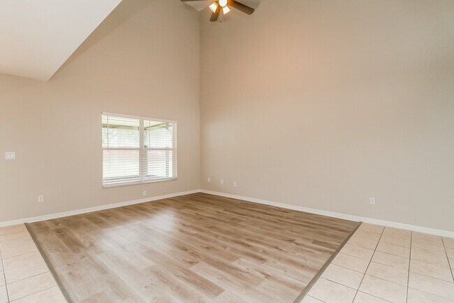 Foto del edificio - 15261 Harrowgate Way