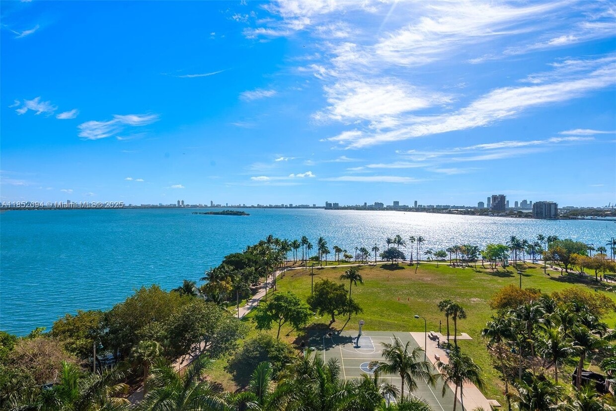 Primary Photo - 2000 N Bayshore Dr