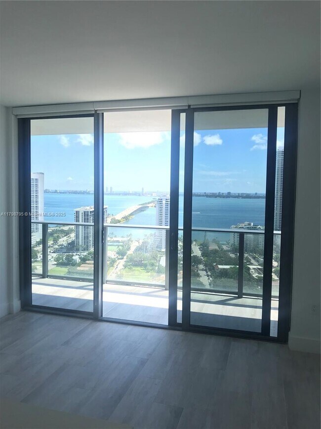 Foto del edificio - 121 NE 34th St
