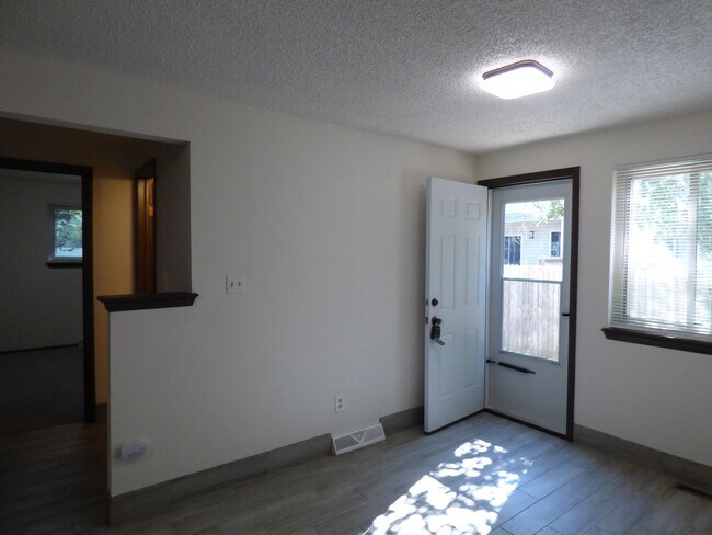 Foto del edificio - 251/253 St Clair Avenue