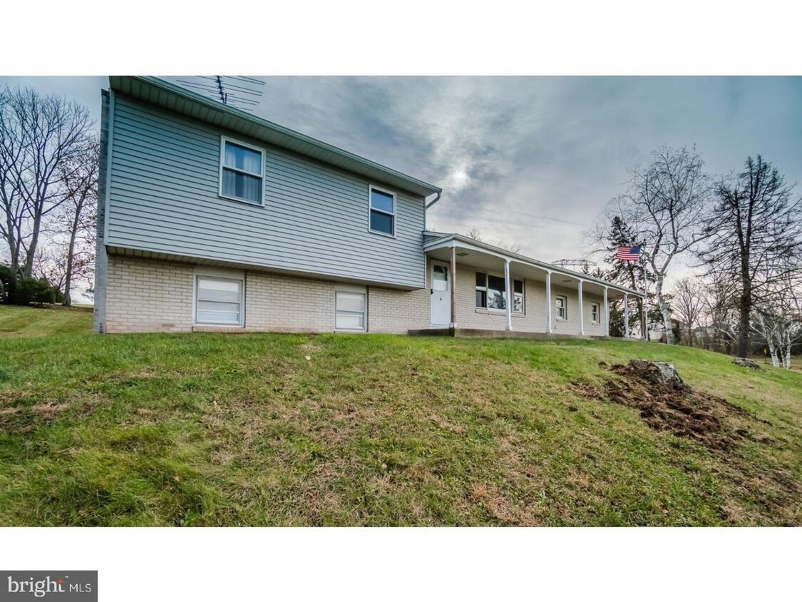 Building Photo - Renovated - Large 3 Bedroom, 3 Bathroom in...