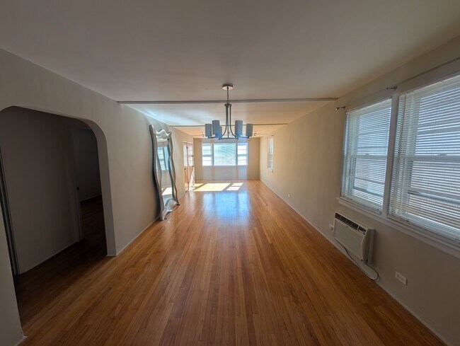 Foto del edificio - 2736 W Farragut Ave