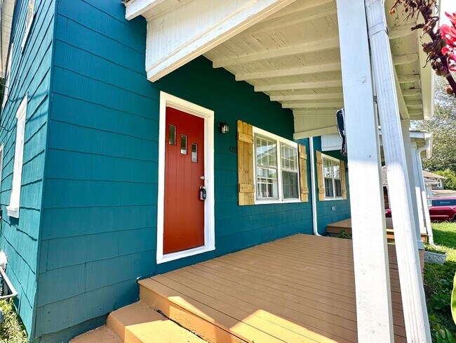 Foto del edificio - JUST RENOVATED!!  Retro Old Hickory Village Townhouse! Close to EVERYTHING!