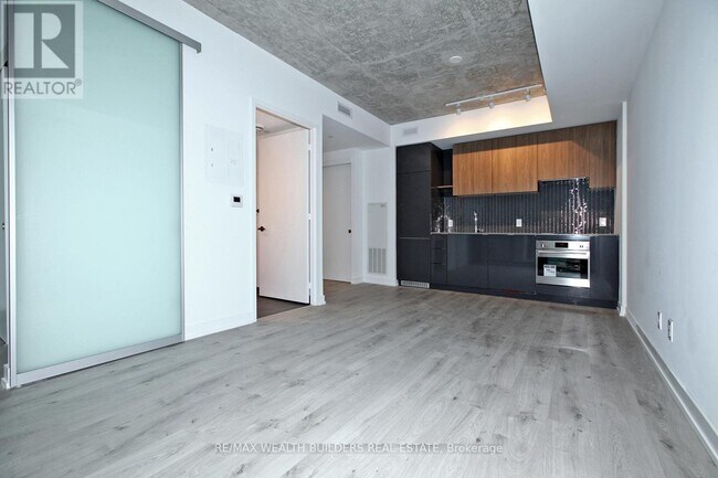 Building Photo - 161-161 Roehampton Ave