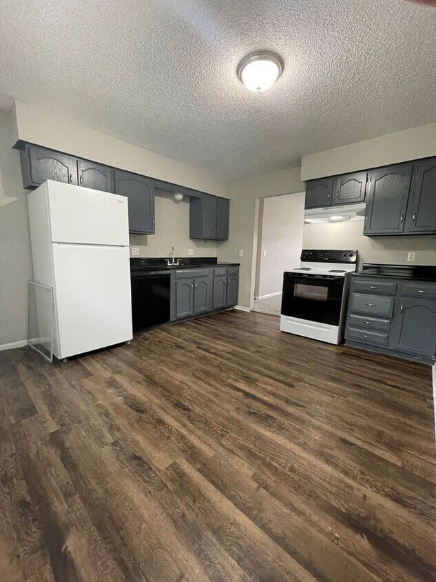 Primary Photo - $1150 - 3Bd/1B 425 Castle Dr Bonner Spring...