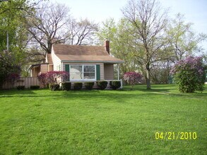 Building Photo - 115 E Montrose St