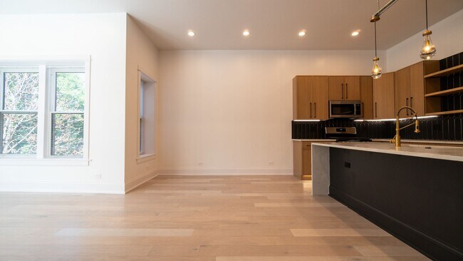 Building Photo - Stunning 3-Bedroom, 2-Bath Gem with In-Unit Washer/Dryer! Discover Uptown Living.