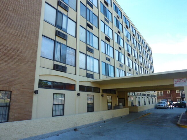 Building Photo - University Towers- 3 bedroom/ 2 bath Apart...