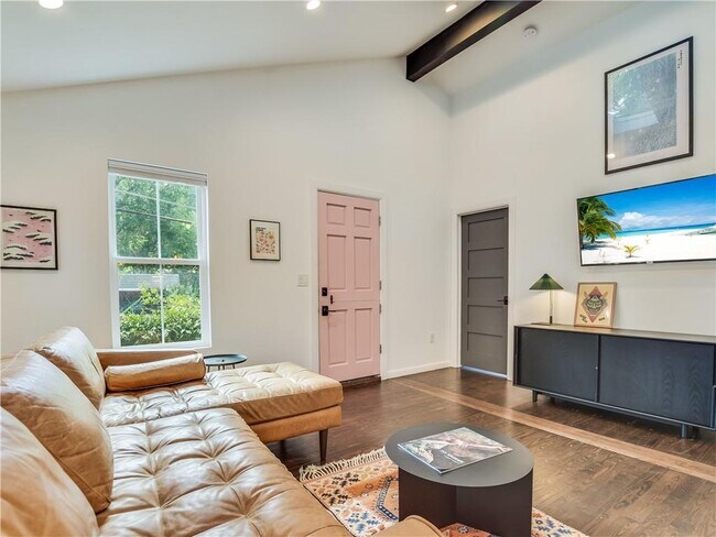 Foto del edificio - 42 Robert T Martinez Jr St