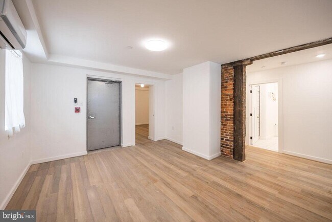 Building Photo - 711 W Thompson St
