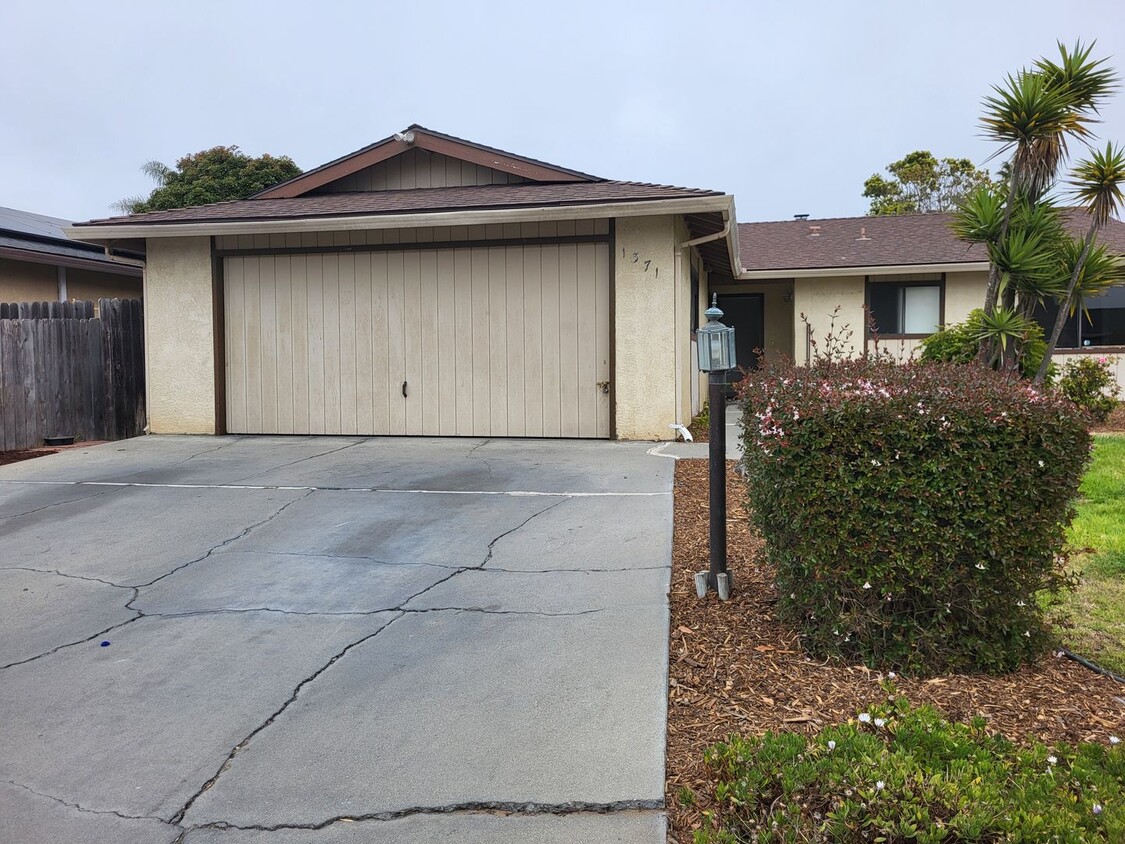 Primary Photo - 1371 Crest St