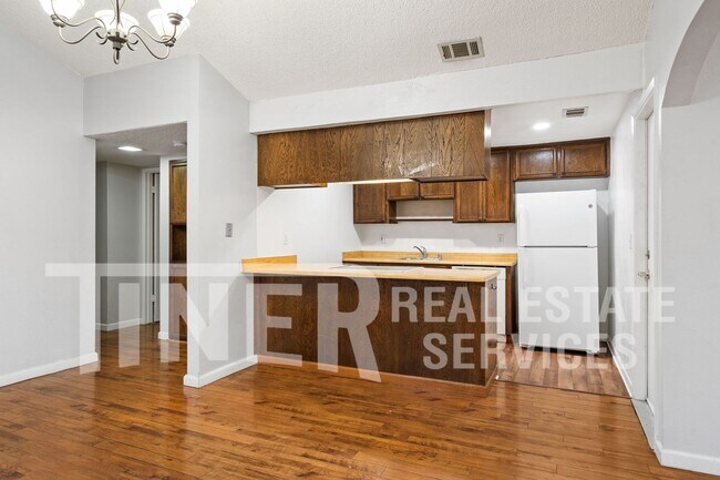 Foto del edificio - 5934 Bourbon Dr