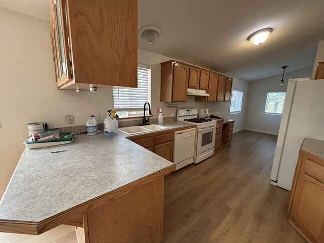 Foto del edificio - Large 3-bedroom home on peaceful acreage with usable yard on Lotus Road!