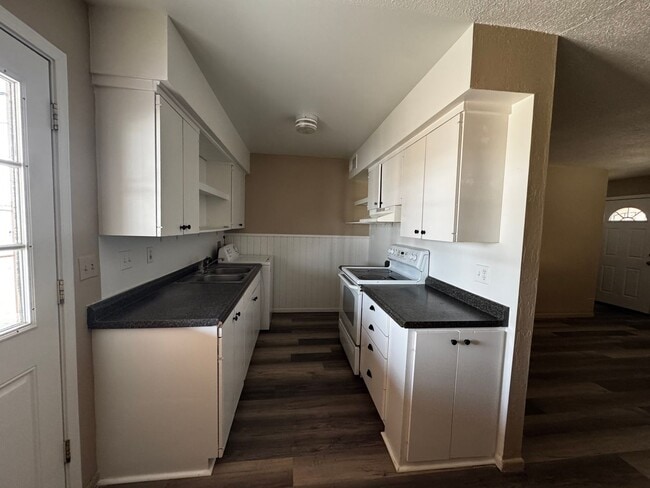 Building Photo - Charming and spacious Needles HOME