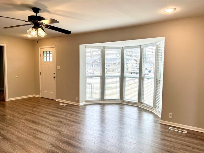 Foto del edificio - 301 Crestview Dr