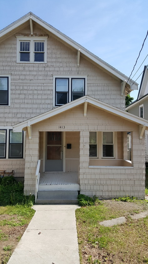 Primary Photo - Huge 3 bedroom 1 bath duplex for rent.