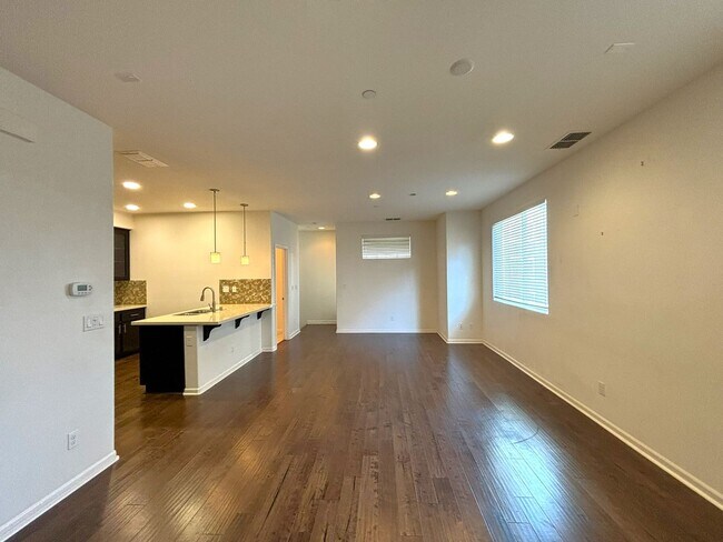 Building Photo - Appealing 3-bedroom, 2.5-bathroom home loc...