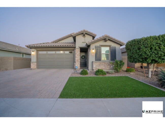 Foto del edificio - Presenting An Exquisitely Crafted 3/2.5 Goodyear Jewel Where Modern Sophistication Meets Serene Comf