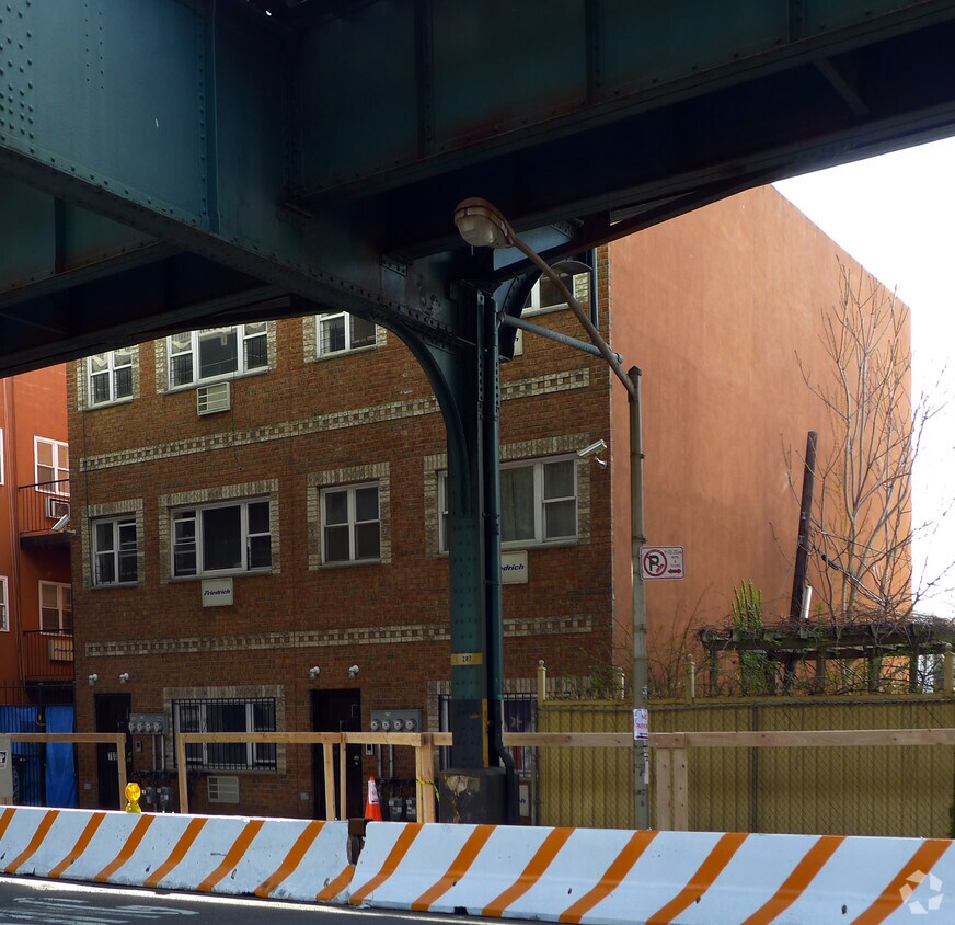 Foto del edificio - 758 Livonia Ave