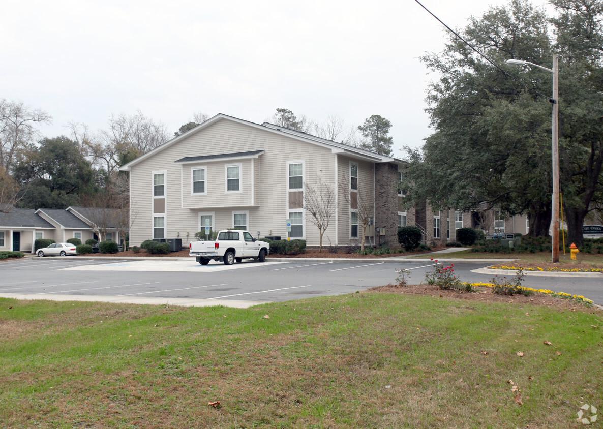 Building Photo - The Oaks Apartments