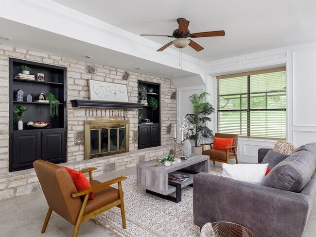 Foto del edificio - 9305 Rolling Oaks Trail