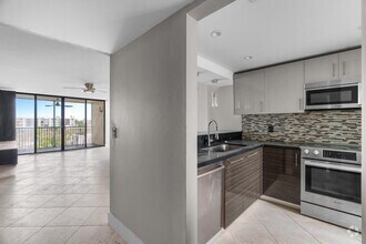 Building Photo - 17 Royal Palm Way