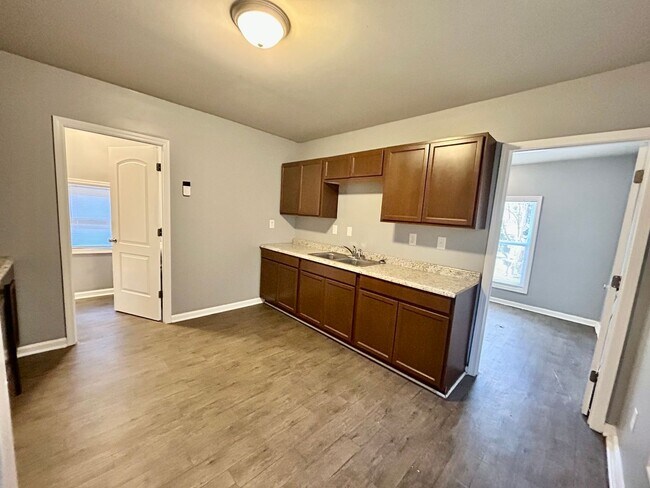 Building Photo - 1 Bedroom House Downtown!