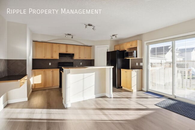 Building Photo - Modern 3 Beds, 2.5 Baths Main Floor/ Upper...