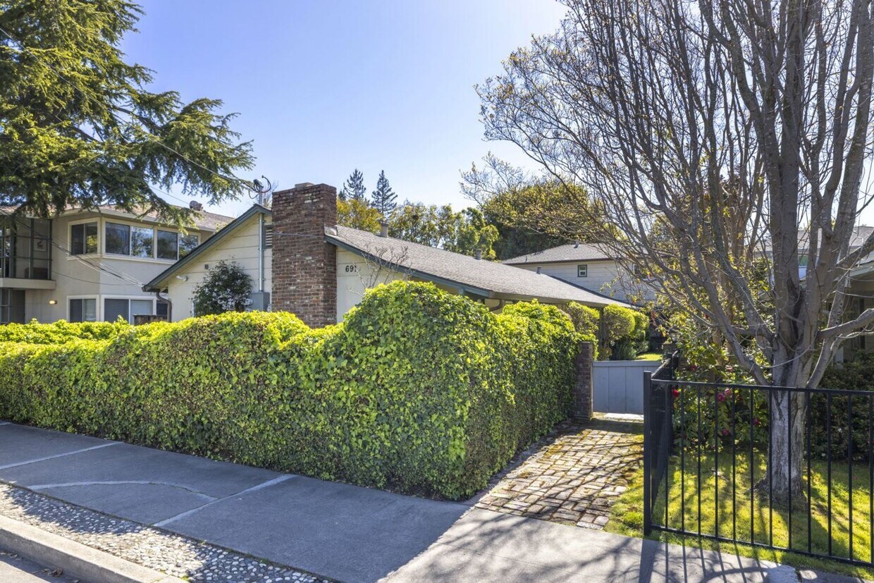 Photo - 691 Roble Ave