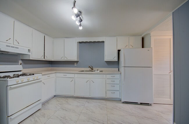 Building Photo - 2024 Plainfield Rd