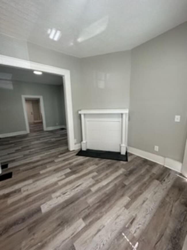 Building Photo - 2 Bedroom Home with Fenced in Backyard!