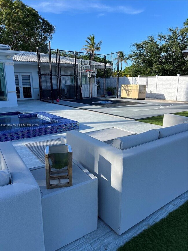 Foto del edificio - 1100 NE 84th St