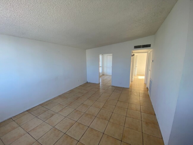 Building Photo - Mesa Centrally located