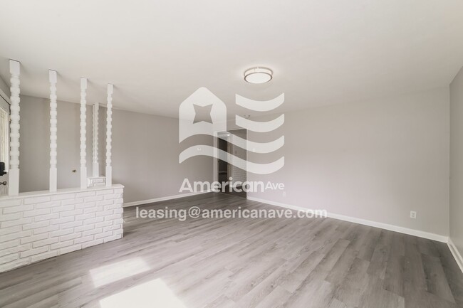 Foto del edificio - 2221 N Northcrest Dr