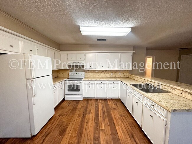 Building Photo - 200 N. 23 1/2, Unit B - Spacious 2 Bedroom, 1 Bathroom Home in Corsicana, TX!