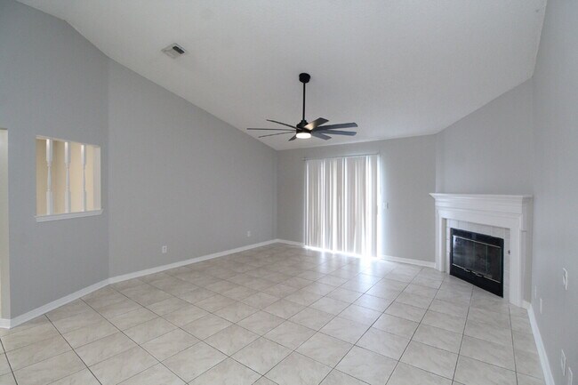 Foto del edificio - West Pensacola Brick Home with Vaulted Ceilings, Split Floor Plan, Open Living Design & Easy Acce...
