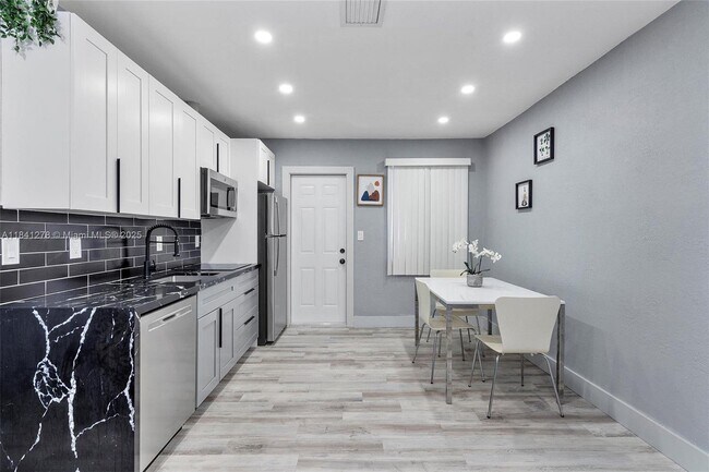 Foto del edificio - 102 NE 71st St