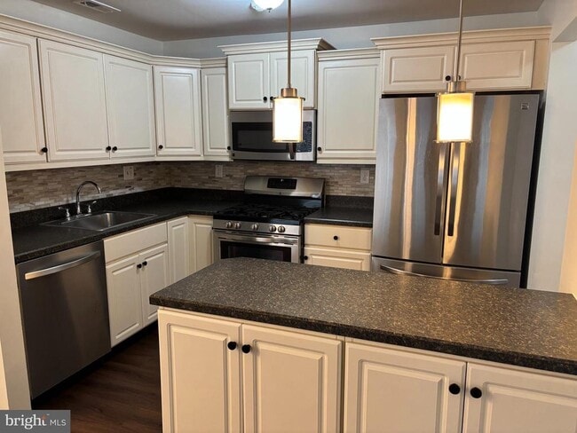 Building Photo - 407 Diamond Dr