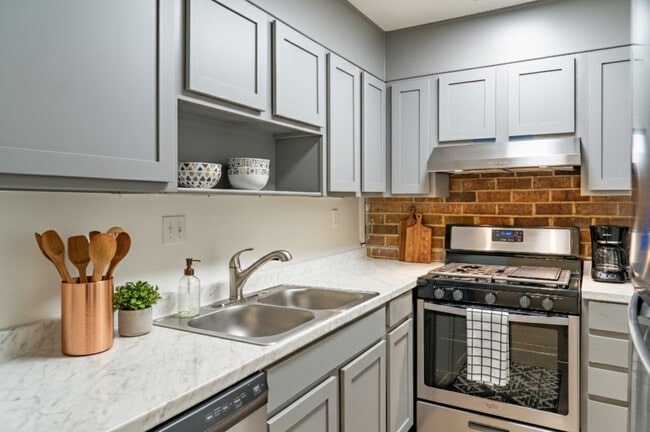 Building Photo - Chateau Apartments