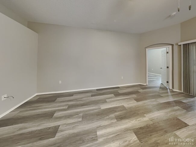 Building Photo - 2118 Deerfield Dr