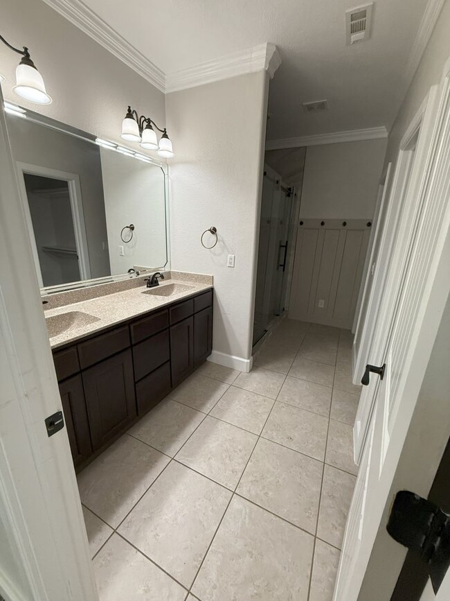 Building Photo - 3 Bedroom 2 Bathroom home. Available NOW!