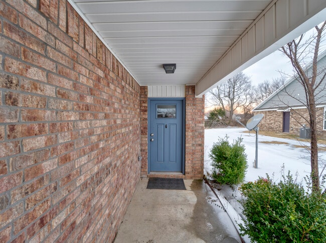 Building Photo - 231 N Broadway Dr