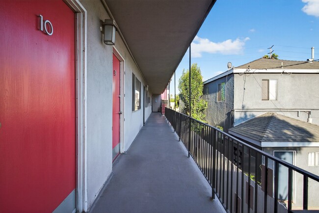 Building Photo - 1121 Daisy Ave