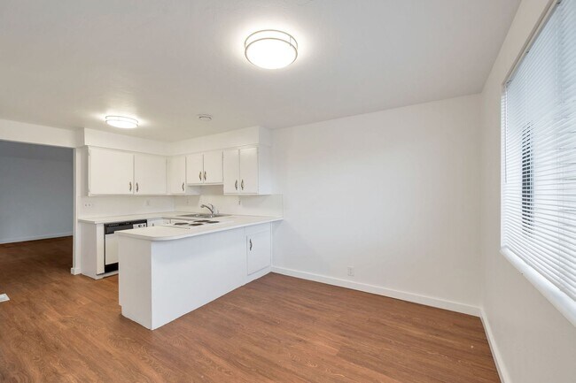 Foto del edificio - Newly Remodeled 2 Bed 1 Bath Duplex in West Valley