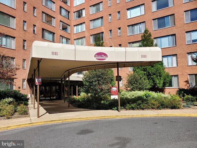 Foto del edificio - 1111 Arlington Blvd