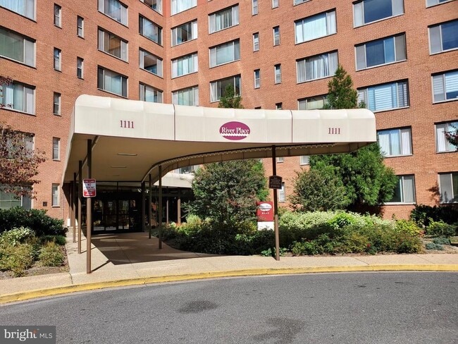 Building Photo - 1111 Arlington Blvd