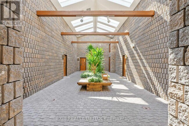 Photo du bâtiment - 200-200 East Street S